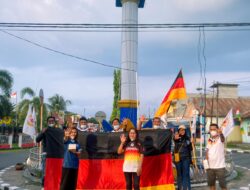 FANS GERMANY HALUT BERBAGI MASKER UNTUK WARGA TERDAMPAK ERUPSI GUNUNG DUKONO